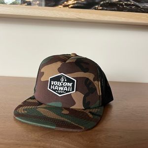 Volcom adjustable hat near perfect condition.